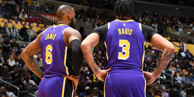 LeBron James (6) de Los Angeles Lakers habla con su compañero de equipo Anthony Davis (3) durante un partido contra Utah Jazz el 16 de febrero de 2022 en Crypto.Com Arena en Los Ángeles. 