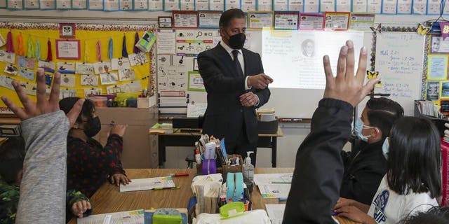 LAUSD superintendent Alberto M. Carvalho teaches a 5th.Grade class at Fair Avenue Elementary School on Thursday, Feb. 17, 2022 in North Hollywood, CA.