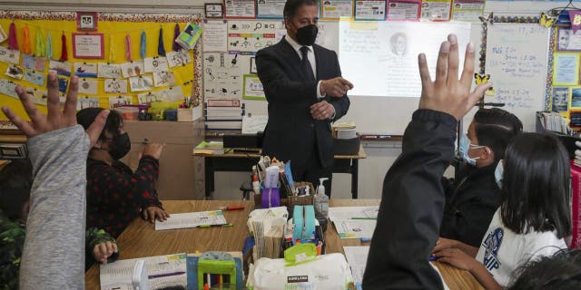 LAUSD superintendent Alberto M. Carvalho teaches a 5th.Grade class at Fair Avenue Elementary School on Thursday, Feb. 17, 2022 in North Hollywood, CA.