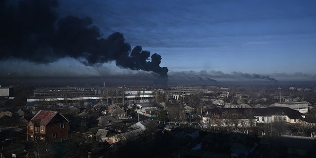 2022년 2월 24일 하르키우 인근 추구예프의 군용 공항에서 검은 연기가 치솟고 있다.