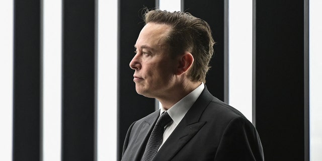 Dyrektor generalny Tesli, Elon Musk, sfotografowany podczas rozpoczęcia produkcji w Tesla "Gigafabryka" 22 marca 2022 w Grünheid na południowy wschód od Berlina.  (Zdjęcie: Patrick Pleul / POOL / AFP) (Zdjęcie: PATRIK PLEUL / POOL / AFP przez Getty Images)