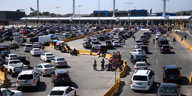 Voertuigen wachten om de United States Customs and Border Protection (CBP) San Ysidro Port of Entry langs de Amerikaans-Mexicaanse grens in Tijuana, Baja California, Mexico binnen te gaan op 9 april 2022. 