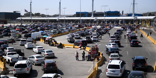 Vozidla čekají 9. dubna 2022 na vjezd do přístavu San Ysidro na vjezd americké celní a hraniční ochrany (CBP) podél americko-mexické hranice v Tijuaně, stát Baja California, Mexiko. 