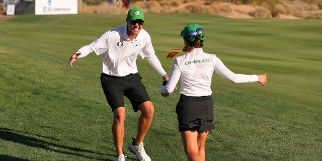 Head coach Derek Radley of the Oregon Ducks celebrates with Tze-Han Lin of the Oregon Ducks after defeating the Texas A and M Aggies during the Division I women's golf championship at the Grayhawk Golf Club May 24, 2022, （斯科茨代尔）, 阿里兹. 