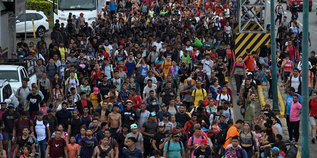 TOPSHOT - Latin American migrants take part in a caravan towards the border with the United States, in Huehuetan, Chiapas state, Mexico, on June 7, 2022.(Photo by Isaac GUZMAN / AFP) 