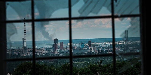 LYSYCHANSK, UKRAINE -- 유월 13, 2022: A view of Severodonetsk, as seen from Lysychansk, 우크라이나, Monday June 13, 2022. (Marcus Yam / Los Angeles Times via Getty Images)