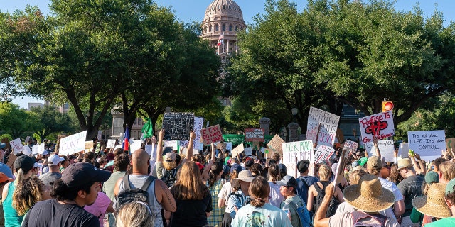 Demonstranci prawa do aborcji zbierają się w pobliżu stolicy stanu w Austin w Teksasie 25 czerwca 2022 r.