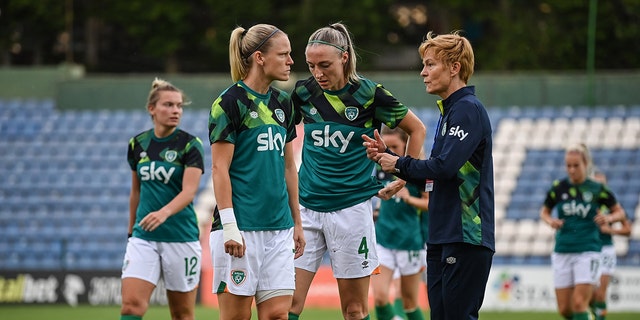 Republic of Ireland manager Vera Pauw speaks to Diane Caldwell, 剩下, and Louise Quinn before the FIFA Women's World Cup 2023 qualifier match between Georgia and Republic of Ireland at Tengiz Burjanadze Stadium in Gori, 佐治亚州. 