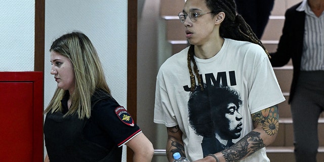 US WNBA basketball superstar Brittney Griner arrives to a hearing at the Khimki Court, outside Moscow on July 1, 2022. - 格里纳, a two-time Olympic gold medallist and WNBA champion, was detained at Moscow airport in February on charges of carrying in her luggage vape cartridges with cannabis oil, which could carry a 10-year prison sentence. 