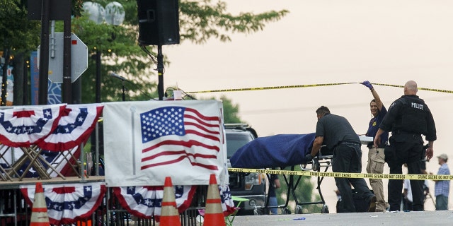 A body is transported from the scene of a mass shooting during the July 4th holiday weekend Monday, July 4, 2022, in Highland Park, Ill. (Armando L. Sanchez/Chicago Tribune/Tribune News Service via Getty Images)