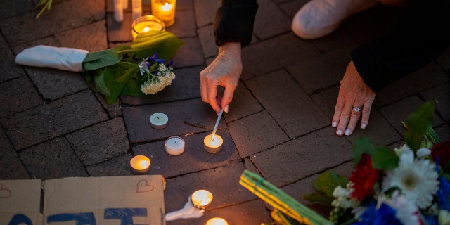 La gente enciende velas durante una vigilia cerca de la escena de un tiroteo masivo ayer en un desfile del 4 de julio, el 5 de julio de 2022 en Highland Park, Illinois.  (Foto de Jim Vondruska/Getty Images)