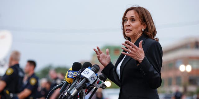 US-Vizepräsidentin Kamala Harris spricht während eines Überraschungsbesuchs am Schauplatz einer Schießerei in Highland Park, Illinois, am 5. Juli 2022, bei der sieben Menschen getötet wurden.