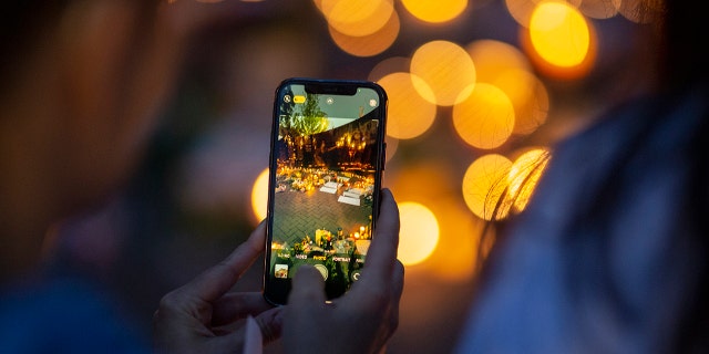 La gente se reúne para una vigilia con velas cerca de la escena de un tiroteo masivo ayer en un desfile del 4 de julio, el 5 de julio de 2022 en Highland Park, Illinois.  (Foto de Jim Vondruska/Getty Images)