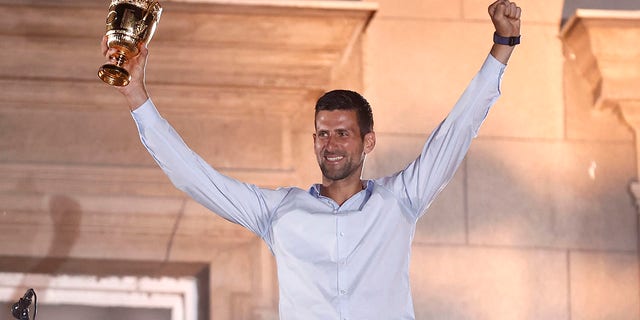 El serbio Novak Djokovic celebra su victoria en Wimbledon con sus seguidores durante una ceremonia de bienvenida en Belgrado el 11 de julio de 2022. 