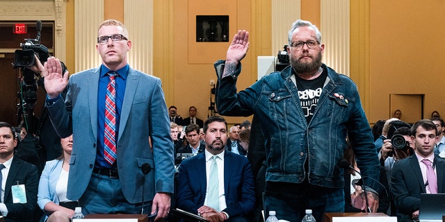 Stephen Ayres y Jason Van Tatenhove, un aliado del jefe de Oath Keepers, Stewart Rhodes, prestan juramento ante el comité de la Cámara que investiga el ataque del 6 de enero al Capitolio de los EE. UU., el 12 de julio de 2022.