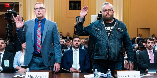 Stephen Ayres y Jason Van Tatenhove, un aliado del jefe de Oath Keepers, Stewart Rhodes, prestan juramento ante el comité de la Cámara que investiga el ataque del 6 de enero al Capitolio de los EE. UU., el 12 de julio de 2022.