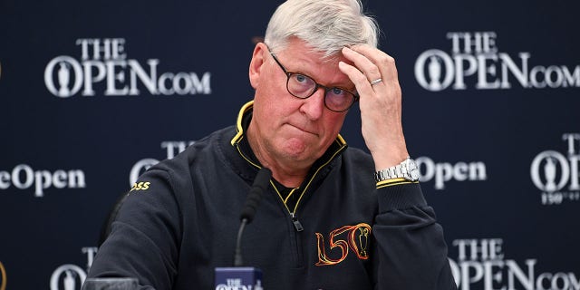 Martin Slumbers, administrerende direktør for R&A, taler til medierne under en træningsdag forud for det 150. åbne mesterskab på The Old Course den 13. juli 2022 i St. Andrews, Skotland.