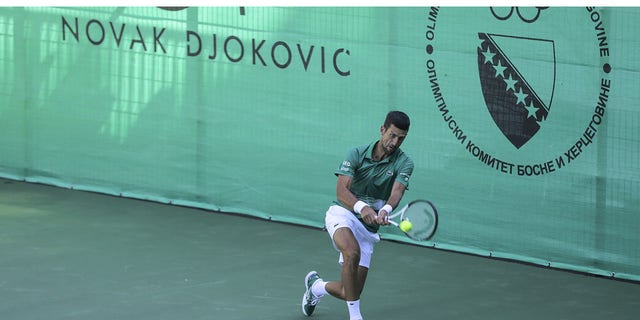 El campeón de Wimbledon, Novak Djokovic, asiste a la ceremonia de inauguración de un nuevo complejo de tenis y torneos locales en Visoko, Bosnia y Herzegovina, el 13 de julio de 2022. 