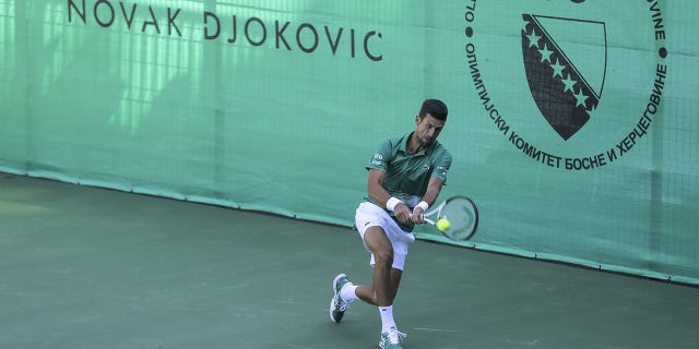El campeón de Wimbledon, Novak Djokovic, asiste a la ceremonia de inauguración de un nuevo complejo de tenis y torneos locales en Visoko, Bosnia y Herzegovina, el 13 de julio de 2022.