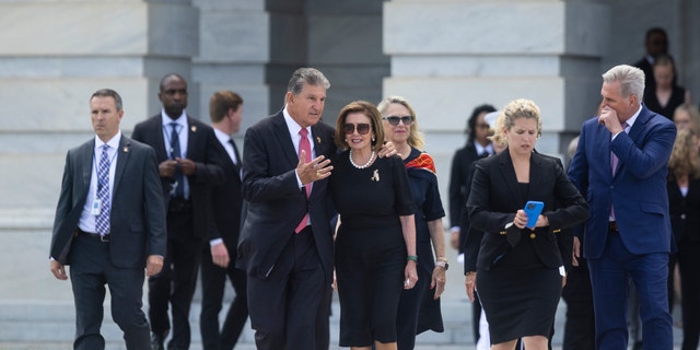 WASHINGTON - LUGLIO 14: Il senatore Joe Manchin (D-W.V.) embraces House Speaker Nancy Pelosi (D-Calif.) before watching the departure of the casket of Herschel Woody Williams on Capitol Hill in Washington, D.C., di giovedì, luglio 14, 2022. Williams, who passed away at the age of 98, laid in honor inside in the Capitol. (Photo by Tom Brenner for The Washington Post via Getty Images)