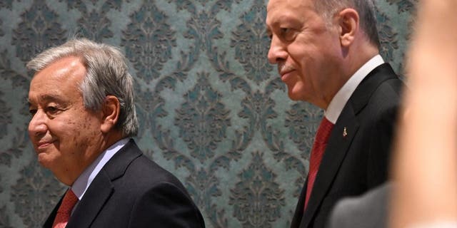 Le secrétaire général des Nations unies (ONU) Antonio Guterres (à gauche) et le président turc Recep Tayyip Erdogan (à droite) arrivent pour une cérémonie de signature d'une initiative sur la sécurité du transport des céréales et des denrées alimentaires depuis les ports ukrainiens, à Istanbul, le 22 juillet 2022 . 