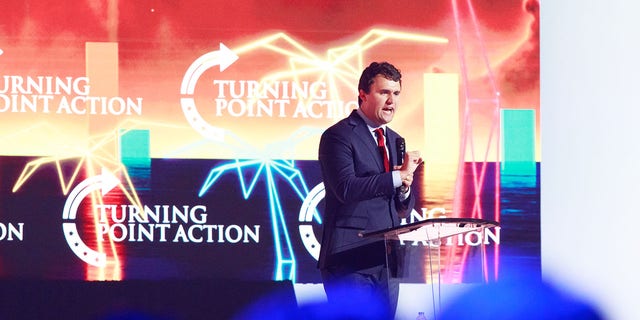 Charlie Kirk, fondateur et directeur exécutif de Turning Point USA, prend la parole lors du Turning Point USA Student Action Summit à Tampa, Floride, États-Unis, le vendredi 22 juillet 2022.