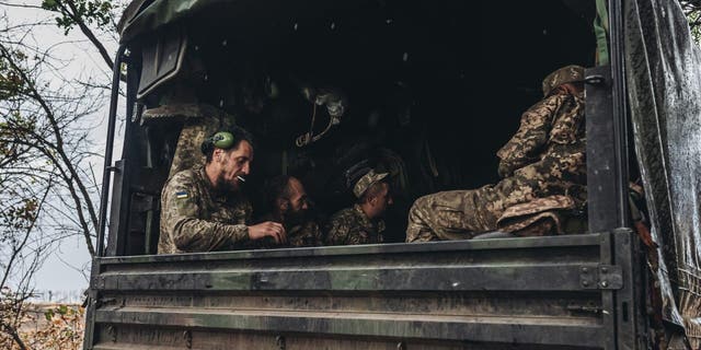 2022년 7월 23일 우크라이나 도네츠크 돈바스 전선에서 트럭에 실린 우크라이나 군인들.