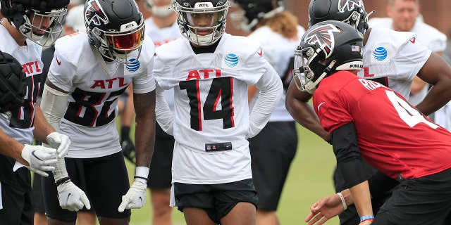 Falcons quarterback Desmond Ridder (4) in the huddle during Saturday morning workouts for the Atlanta Falcons on July, 30, 2022 at the Atlanta Falcons Training Facility in Flowery Branch, Georgia.
