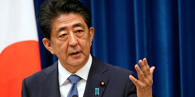 TOKYO, JAPAN - AUG 28: Japanese Prime Minister Shinzo Abe speaks at a press conference at the Prime Minister's official residence on August 28, 2020 in Tokyo, Japan.  (Photo by Frank Robichon - Pool/Getty Images)