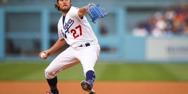 Los Angeles Dodgers #27 Trevor Bauer lanza el primer lanzamiento en el juego contra los San Francisco Giants en el Dodger Stadium el 28 de junio de 2021 en Los Ángeles.