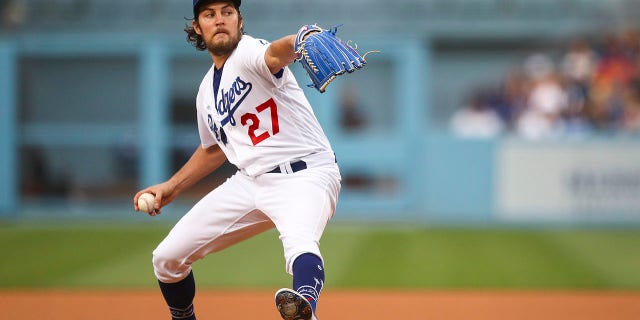 Los Angeles Dodgers #27 Trevor Bauer lanza el primer lanzamiento en el juego contra los San Francisco Giants en el Dodger Stadium el 28 de junio de 2021 en Los Ángeles.