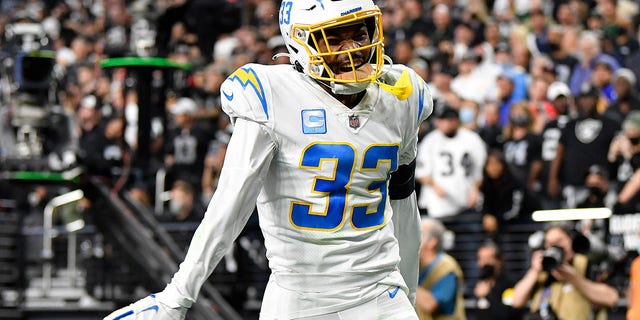 Derwin James of the Los Angeles Chargers celebrates an incompletion by the Las Vegas Raiders during the third quarter at Allegiant Stadium Jan. 9, 2022, 在拉斯维加斯. 