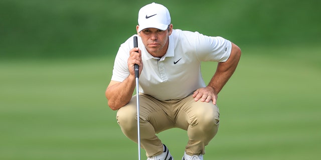 Paul Casey of England lines up a putt on the par 4, 14th hole during the final round of THE PLAYERS Championship at TPC Sawgrass on March 14, 2022 ポンテベドラビーチで, フロリダ. 