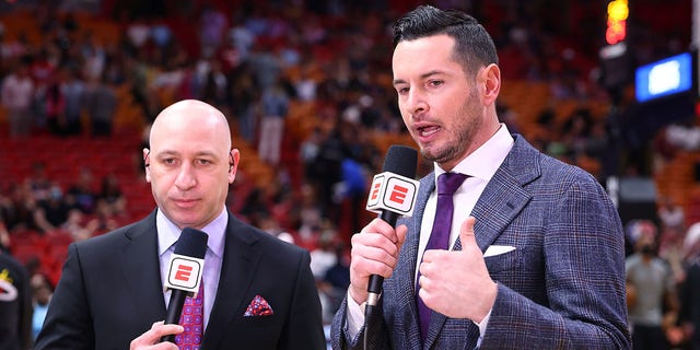 Los locutores de ESPN Dave Pasch y JJ Redick antes de un partido entre Miami Heat y Phoenix Suns en FTX Arena el 9 de marzo de 2022 en Miami, Florida. 