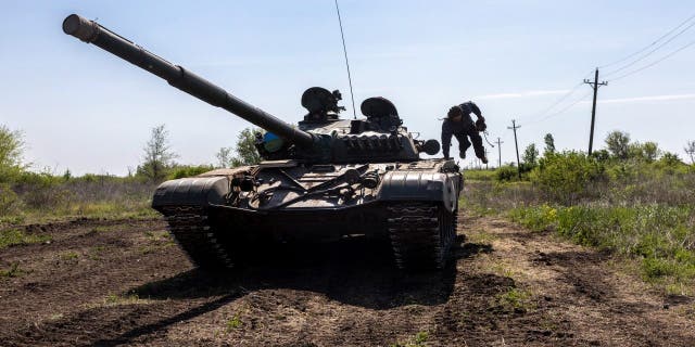 A Ukrainian tank crew takes part in a training exercise with infantrymen on May 9, 2022, near Dnipropetrovsk Oblast, Ukraine.
