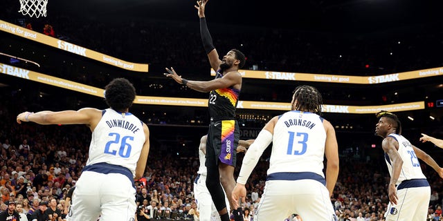 Phoenix Suns' Deandre Ayton faced the Dallas Mavericks in the first half of Game 7 of the 2022 NBA Playoffs Western Conference Semifinals at the Phoenix Footprint Center on May 15, 2022. 