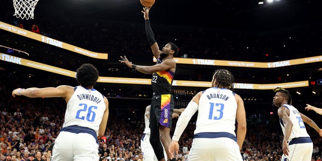 Phoenix Suns' Deandre Ayton faced the Dallas Mavericks in the first half of Game 7 of the 2022 NBA Playoffs Western Conference Semifinals at the Phoenix Footprint Center on May 15, 2022. 