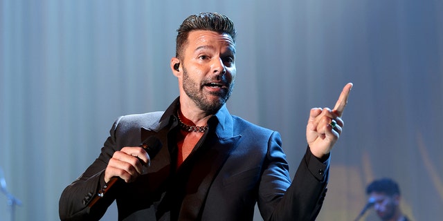 Ricky Martin performs live on stafe during the amfAR Cannes Gala 2022 at Hotel du Cap-Eden-Roc on May 26, 2022 in Cap d'Antibes, 法国. (Photo by Daniele Venturelli/amfAR/Getty Images)