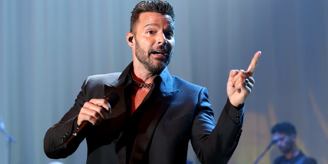 Ο Ricky Martin παίζει ζωντανά στο stafe κατά τη διάρκεια του γκαλά amfAR Cannes 2022 στο Hôtel du Cap-Eden-Roc στις 26 Μαΐου 2022 στο Cap d'Antibes της Γαλλίας.  (Φωτογραφία Daniel Ventorelli/amfAR/Getty Images)