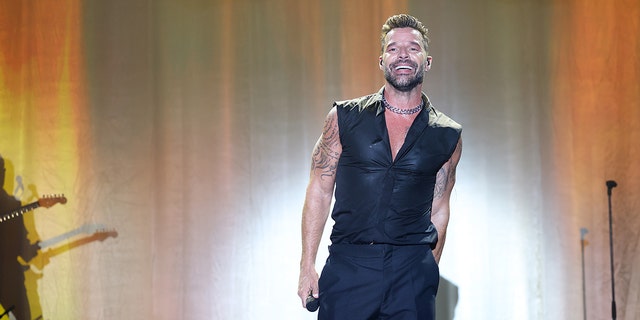 Ricky Martin si esibisce dal vivo all'amfAR Cannes Gala 2022 all'Hotel du Cap-Eden-Roc nel 2022.  26 maggio  Cap d'Antibes, Francia.  (Foto di Daniele Venturelli/amfAR/Getty Images)