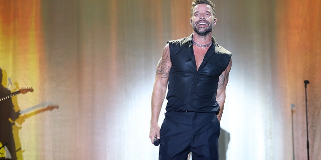 Ο Ricky Martin παίζει ζωντανά στο stafe κατά τη διάρκεια του γκαλά amfAR Cannes 2022 στο Hôtel du Cap-Eden-Roc στις 26 Μαΐου 2022 στο Cap d'Antibes της Γαλλίας.  (Φωτογραφία Daniel Ventorelli/amfAR/Getty Images)