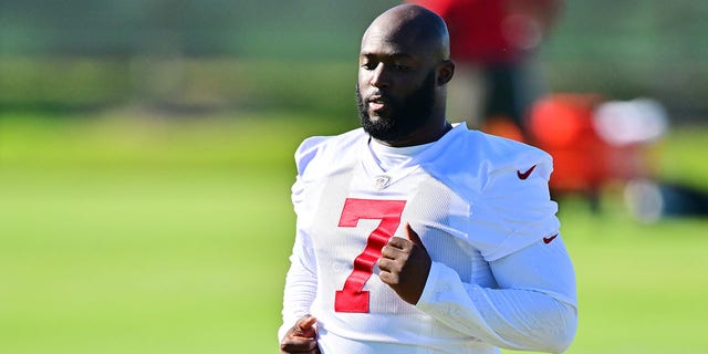 Leonard Fournette #7 of the Tampa Bay Buccaneers works out during the Buccaneers mini-camp at AdventHealth Training Center on June 07, 2022 in Tampa, Florida. 