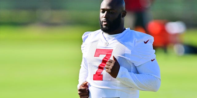 Leonard Fournette #7 of the Tampa Bay Buccaneers works out during the Buccaneers mini-camp at AdventHealth Training Center on June 07, 2022 in Tampa, Florida.