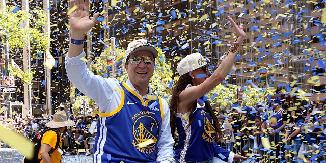 Golden State Warriors' owner Joe Lacob waves to fans during the Golden State Warriors Victory Parade on June 20, 2022 in San Francisco, 加利福尼亚州. The Golden State Warriors beat the Boston Celtics 4-2 to win the 2022 NBA总决赛.