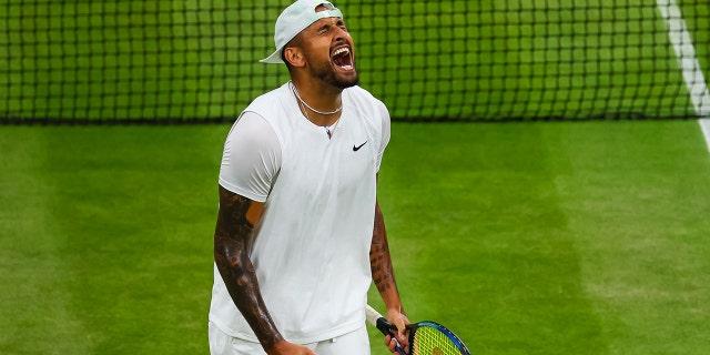 Nick Kyrgios z Australii świętuje swoje zwycięstwo nad Stephanosem Tsitsipasem z Grecji podczas szóstego dnia Mistrzostw Wimbledonu 2022 w All England Lawn Tennis and Croquet Club 2 lipca 2022 r. w Londynie w Anglii. 