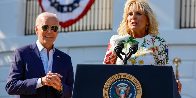 WASHINGTON, DC: Başkan Joe Biden Beyaz Saray'ı izlerken First Lady Jill Biden konuşuyor.