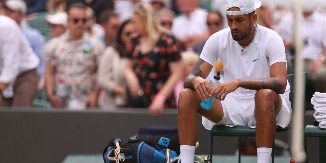 Nick Kyrgios de Australia reacciona contra Cristian Garin de Chile durante su partido de cuartos de final masculino en Wimbledon el 6 de julio de 2022 en Londres. 