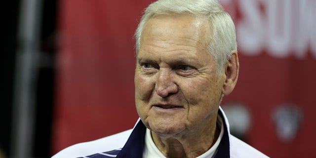 Jerry West, dyrektor wykonawczy LA Clippers, bierze udział w meczu letniej ligi NBA 2022 pomiędzy Orlando Magic i Houston Rockets w Thomas and Mack Center 7 lipca 2022 r. w Las Vegas. 