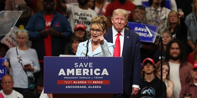 L'ex-gouverneur de l'Alaska Sarah Palin (L), candidate républicaine à la Chambre des États-Unis, s'exprime sous le regard de l'ancien président américain Donald Trump (R) lors d'un "Sauver l'Amérique" rassemblement au Alaska Airlines Center le 09 juillet 2022 à Anchorage, Alaska. 