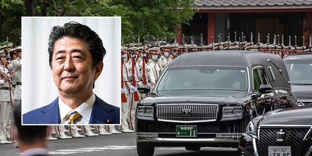 安倍晋三日本首相の遺体を載せた車が2022年7月12日、日本東京で彼の葬儀が終わった後、ジョジョジ寺を去っている。  （山崎雄一／ゲッティイメージ）